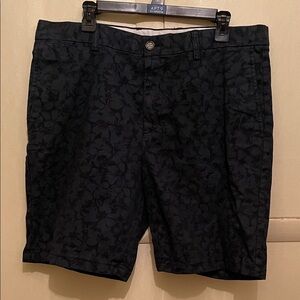 Old Navy Men's Dark Floral Patterned Shorts Size 38